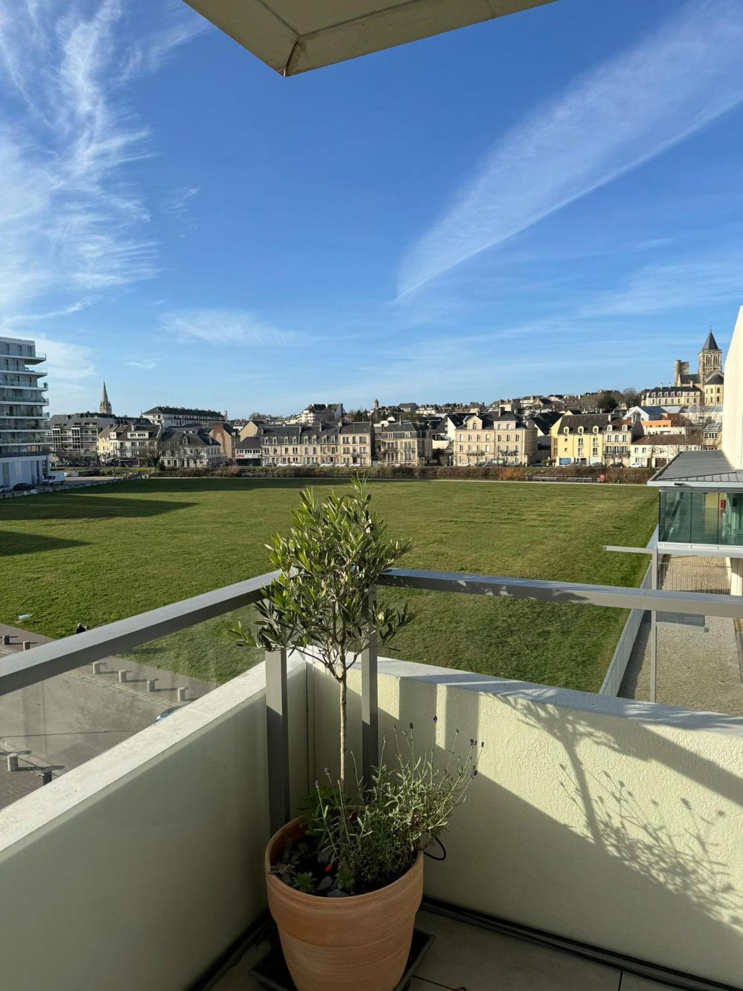 Presqu'ile, Neuf Avec Balcon, Salle De Gym Et Parking Apartment